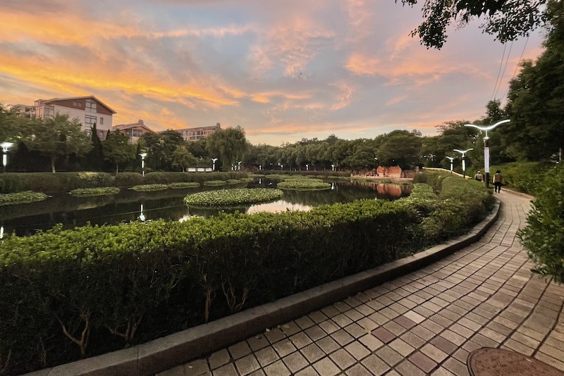 夕阳下的大水潭