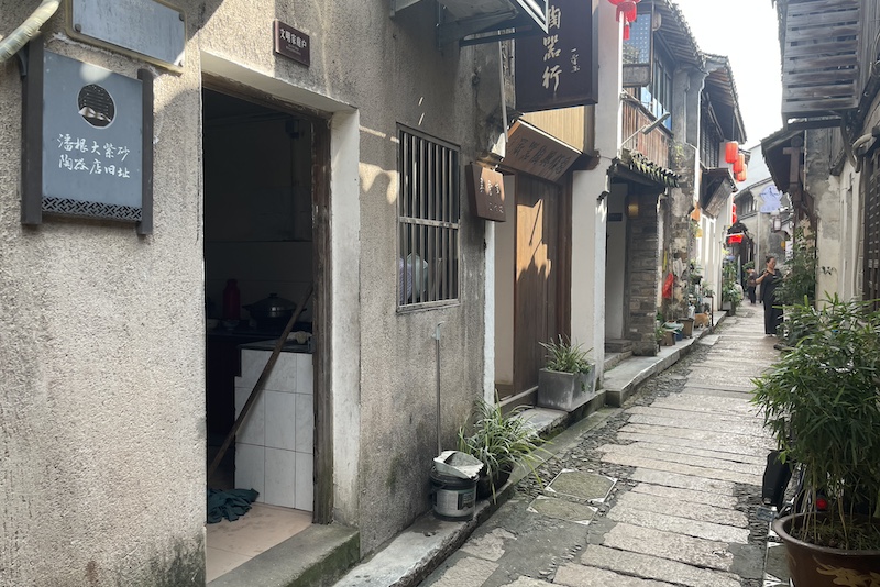 这条狭窄的古街曾经遍布陶器店